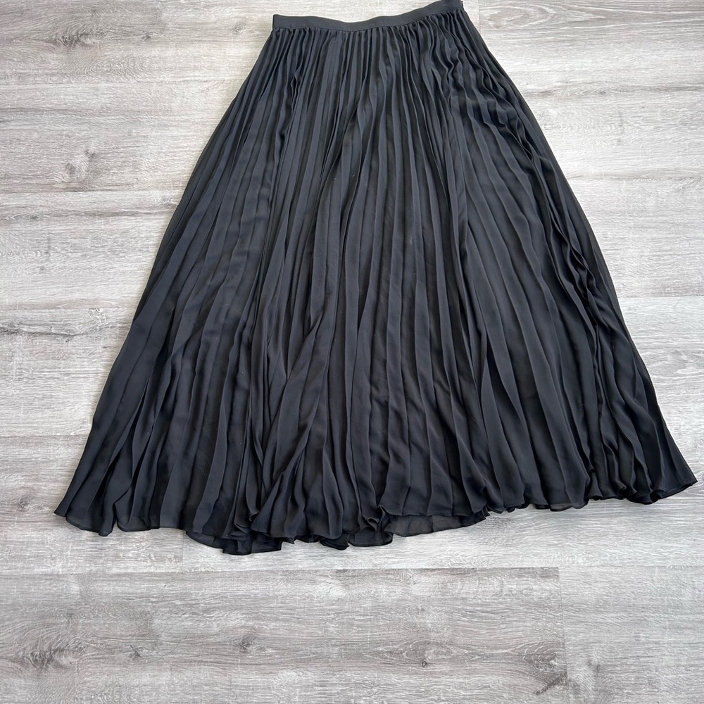Women’s Banana Republic long black pleated skirt size 10P - Picture 5 of 5